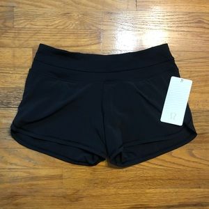 LuLulemon “groovy run short” 4 1/2” inseam black 6